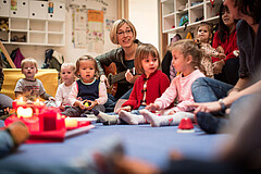 Erzieherinnen singen mit Kindern in einer IB-Kita