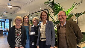 Katarina Barley sowie Vertreter*innen des Internationalen Bundes (IB)