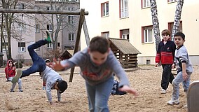 Spielende Kinder in einer Geflüchteten-Unterkunft des Internationalen Bundes