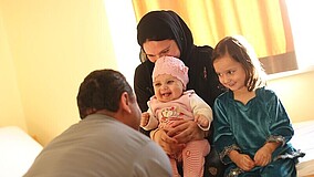 Familie in Einrichtung des Internationalen Bundes