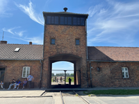 Das Eingangstor zum Vernichtungslager Auschwitz