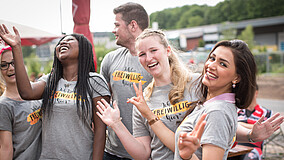 Vier Jugendliche lächeln in die Kamera