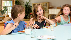 Essende Kinder in einer Schule des Internationalen Bundes